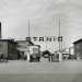 Per quarantanni la Stanic (qui il vecchio ingresso da via Bruno Buozzi) produsse benzina, paraffine e oli lubrificanti creati dal petrolio proveniente dalla vicina Albania e dagli anni 50 diede addirittura il nome al quartiere sorto proprio per dare una casa alle migliaia di dipendenti impiegati 